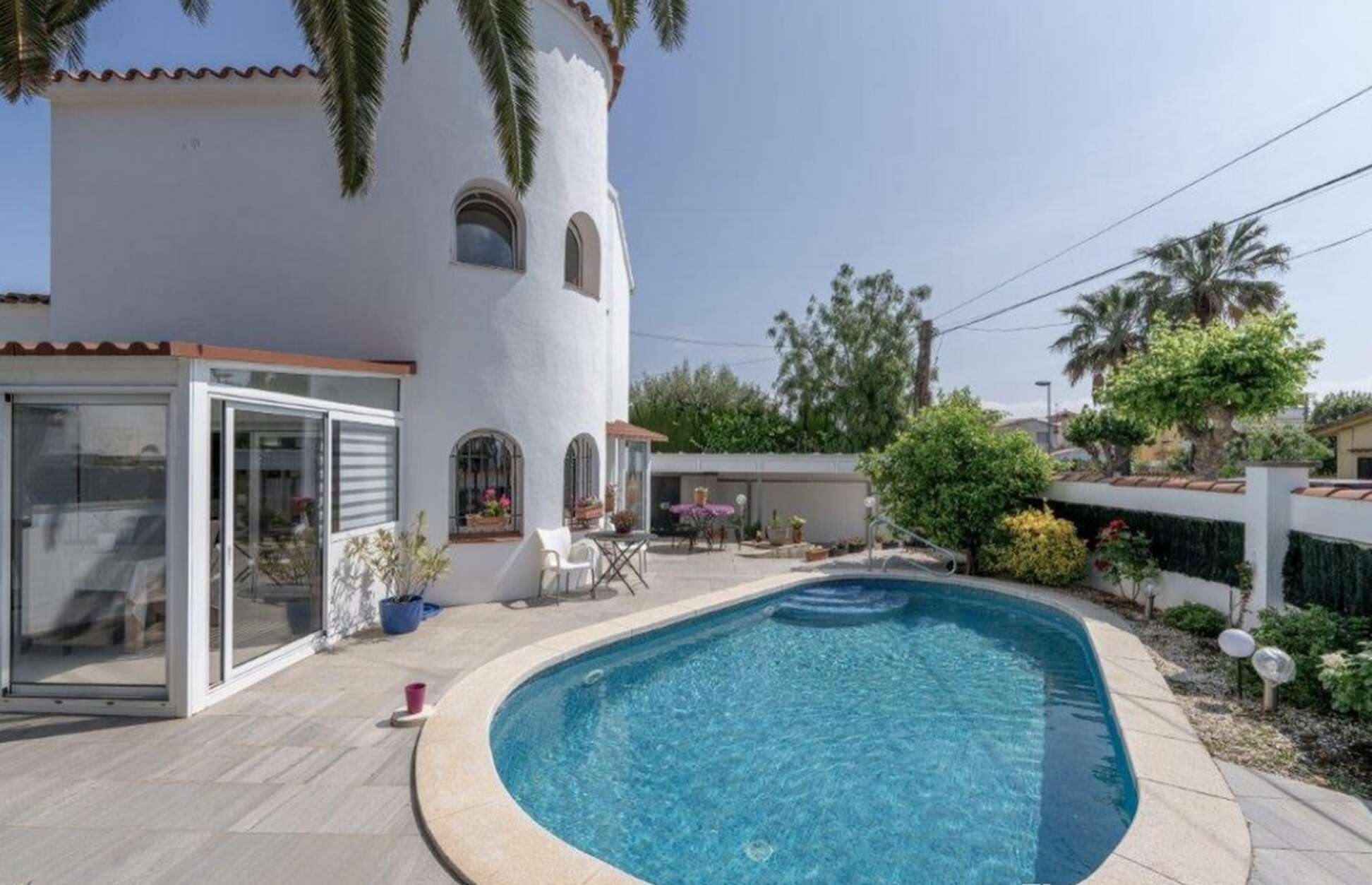 Renovated house with pool for sale Empuriabrava