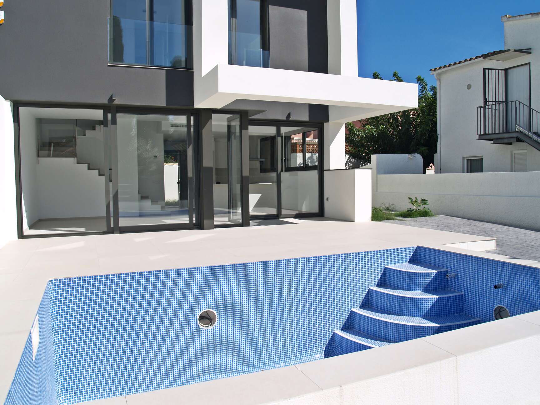 Nouveau maison de style moderne à vendre Empuriabrava  ( D )