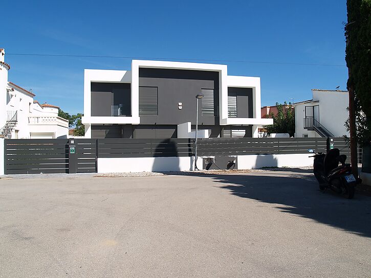 neus-moderne-haus-strandnaehe-pool-verkauf-empuriabrava-543