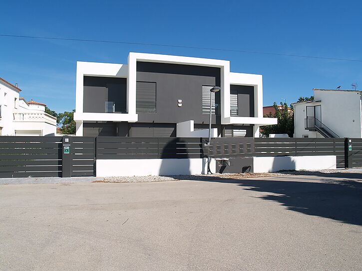 Neues Haus im modernen Stil zu verkaufen Empuriabrava ( I )