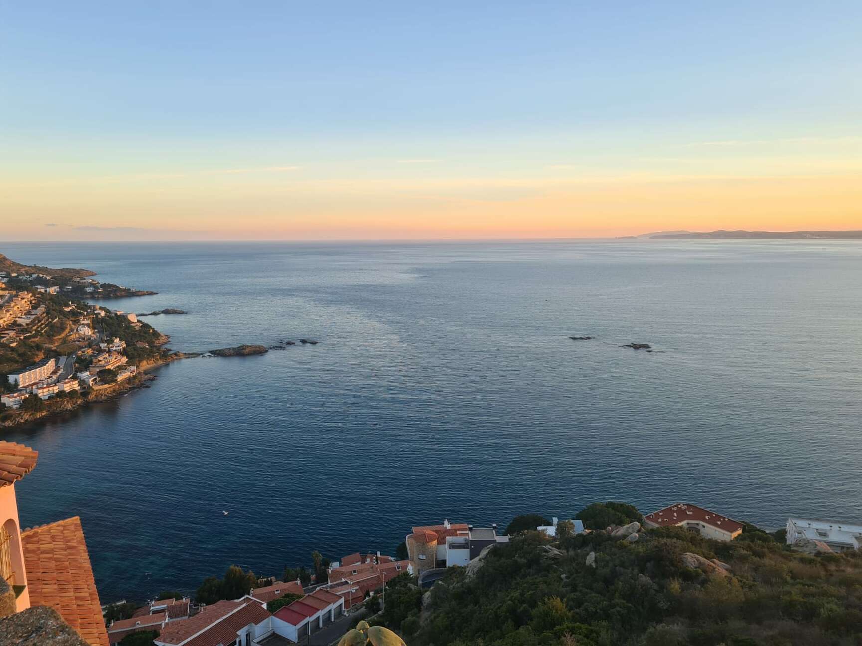 Terrain à vendre avec développement d'une maison moderne avec vue sur la mer.