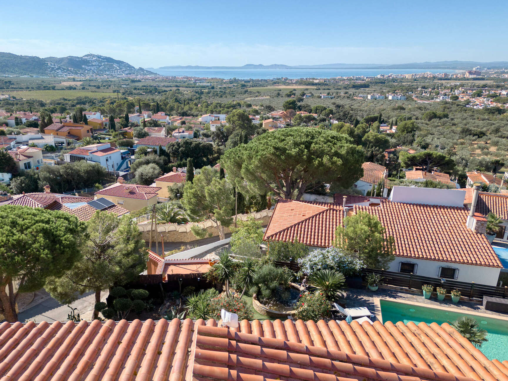 Elegant villa with panoramic views for sale Roses