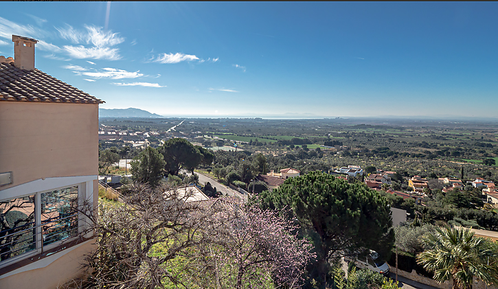 Luxury property with swimming pool and spa Palau Savardera