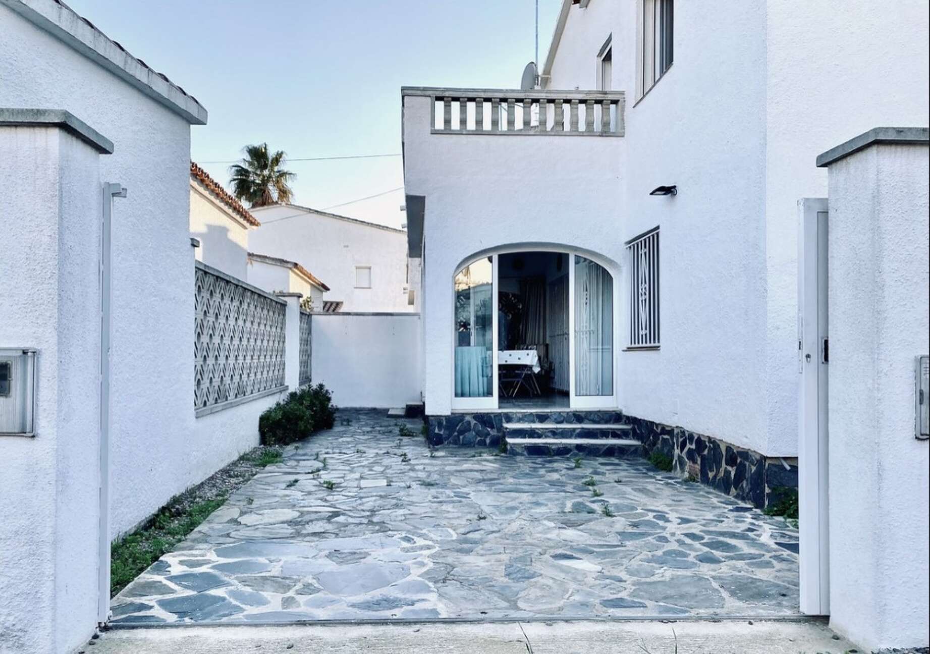 House for sale in Empuriabrava, 200m from the beach.