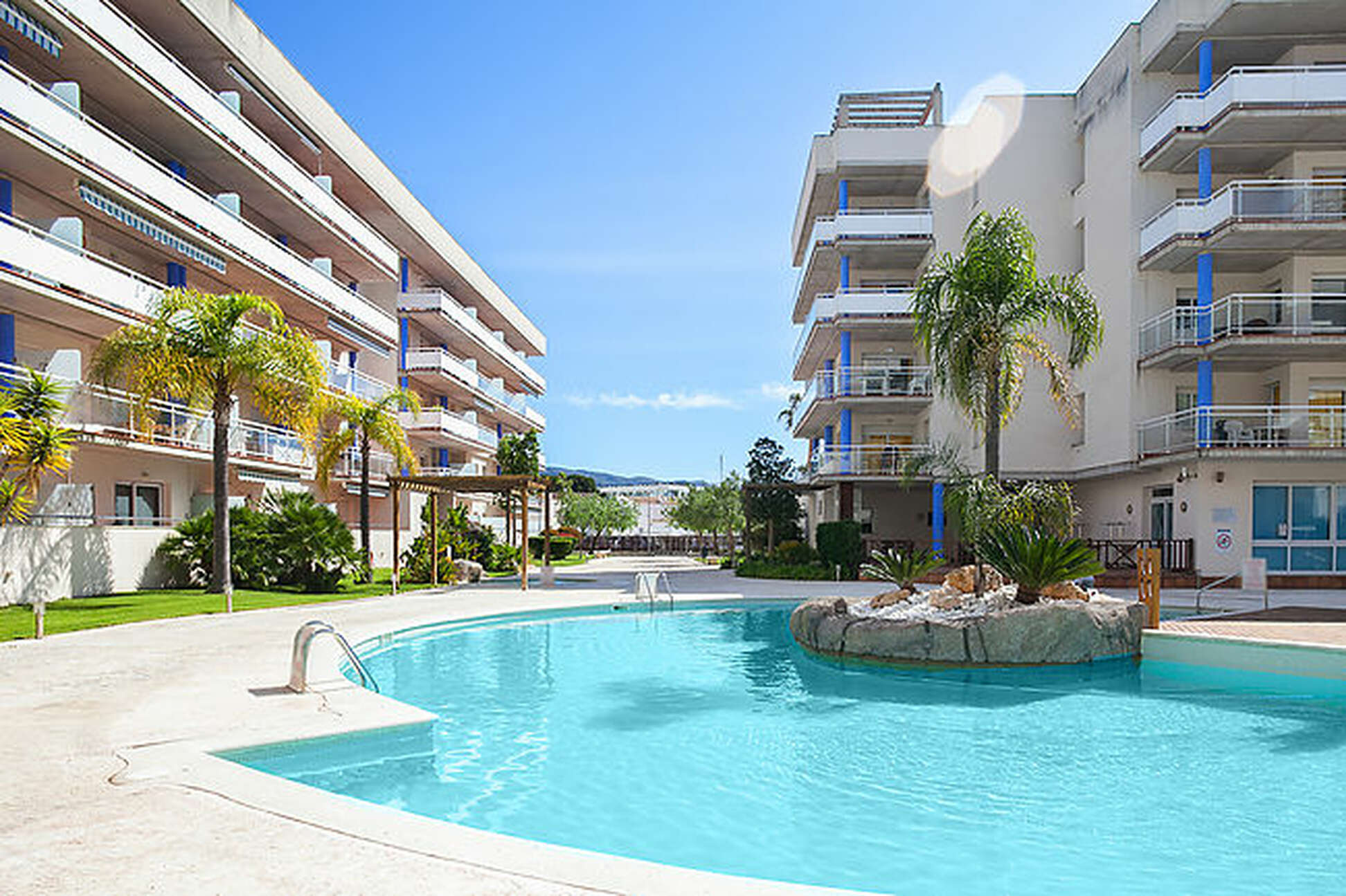 Bel appartement avec terrasse sud et piscine commune