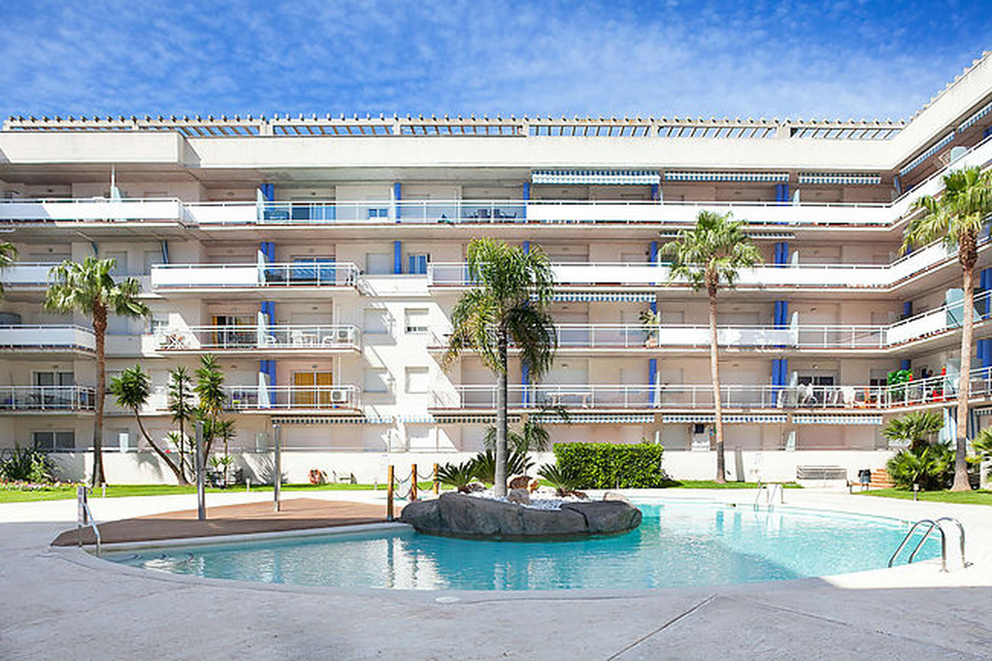Bonito apartamento con terraza sur con piscina comunitaria