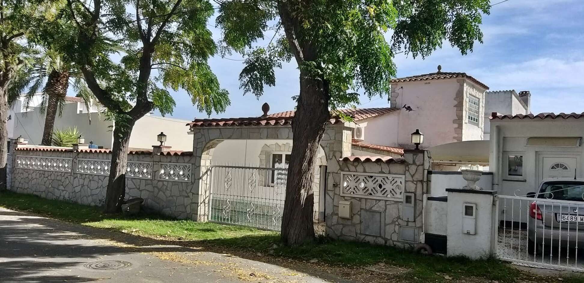 House with large plot and swimming pool for sale Empuriabrava