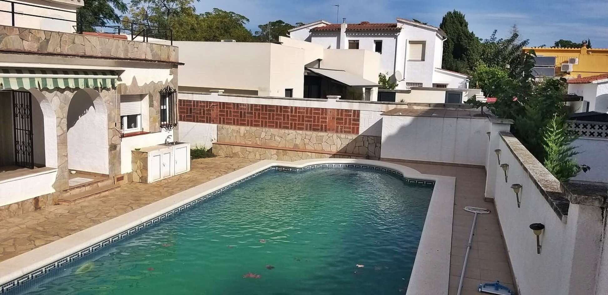 Casa amb gran terreny i piscina a la venda Empuriabrava