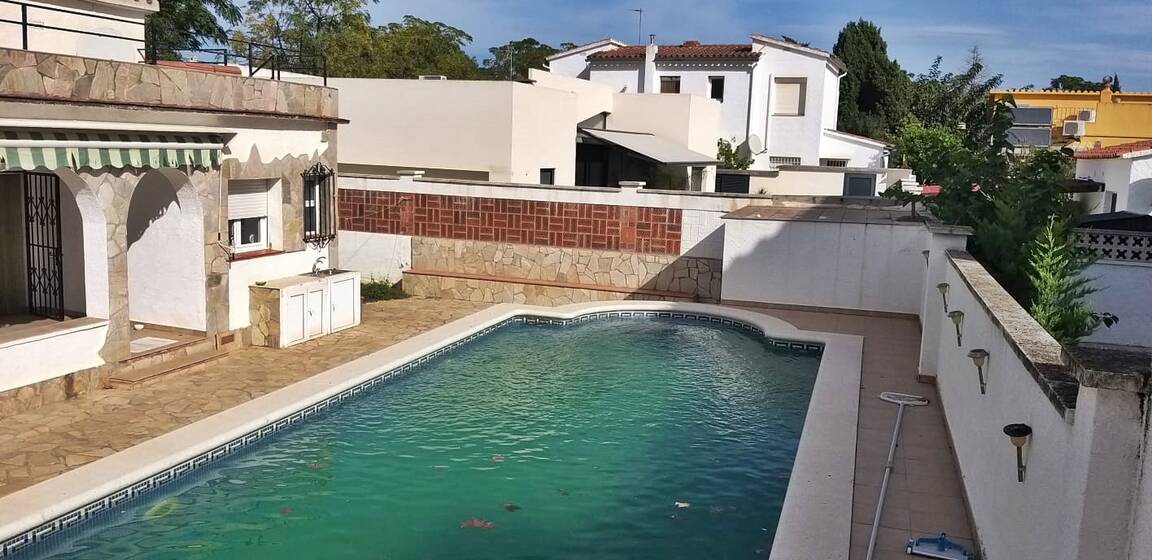 Maison avec grand terrain et piscine à vendre à Empuriabrava.
