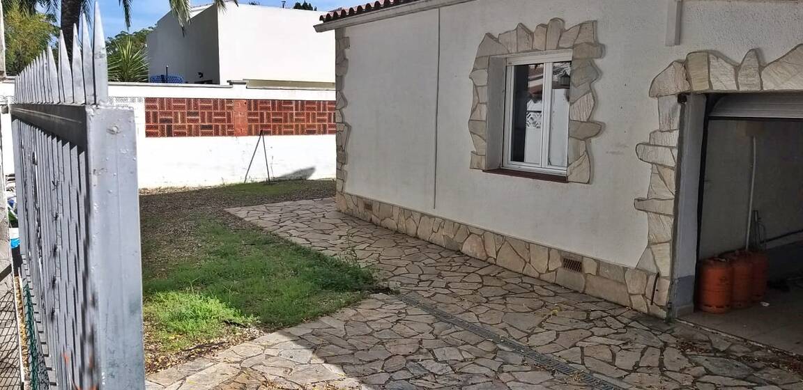 House with large plot and swimming pool for sale Empuriabrava