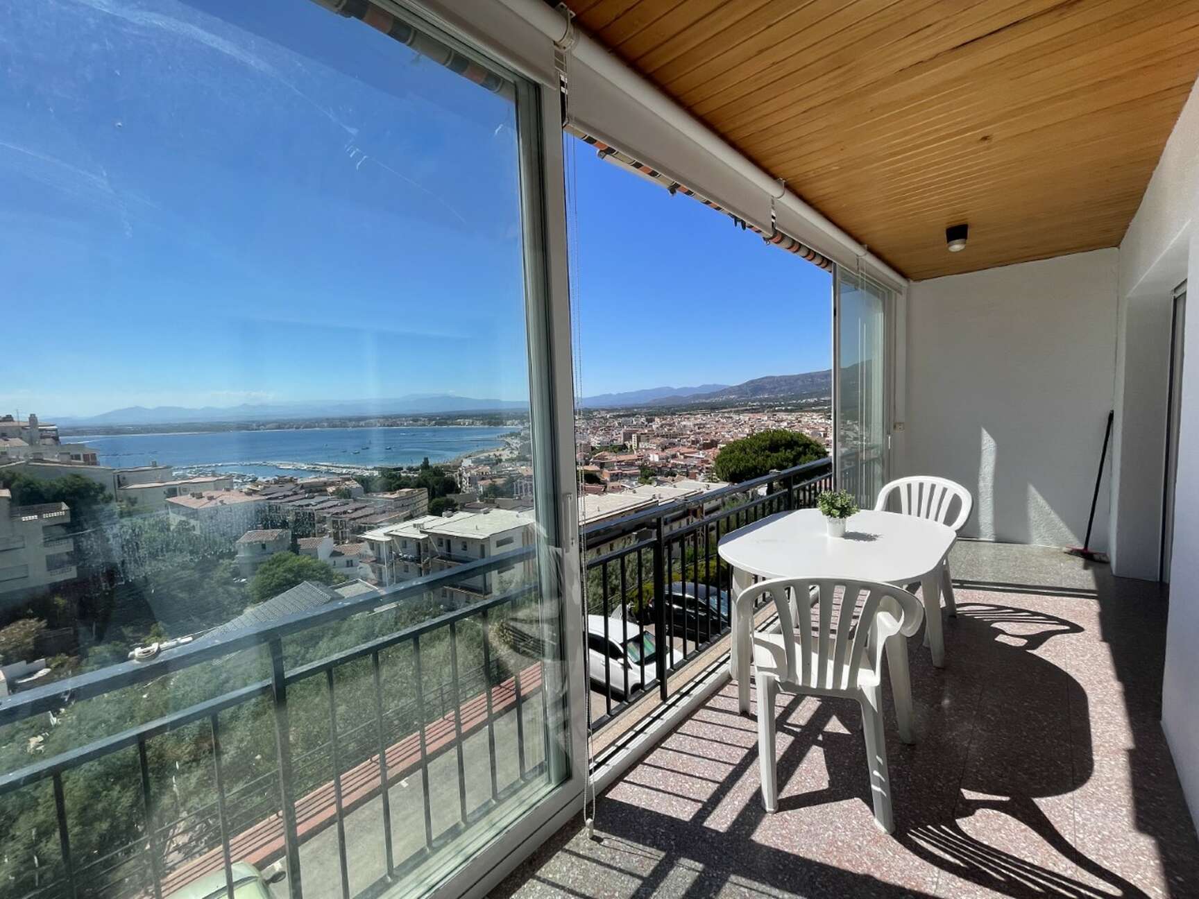 Bonito apartamento reformado con vistas al mar en Rosas