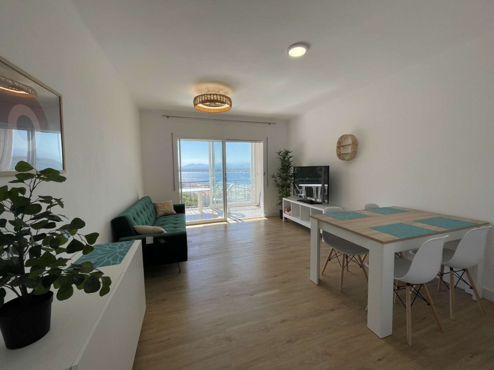 Bonito apartamento reformado con vistas al mar en Rosas