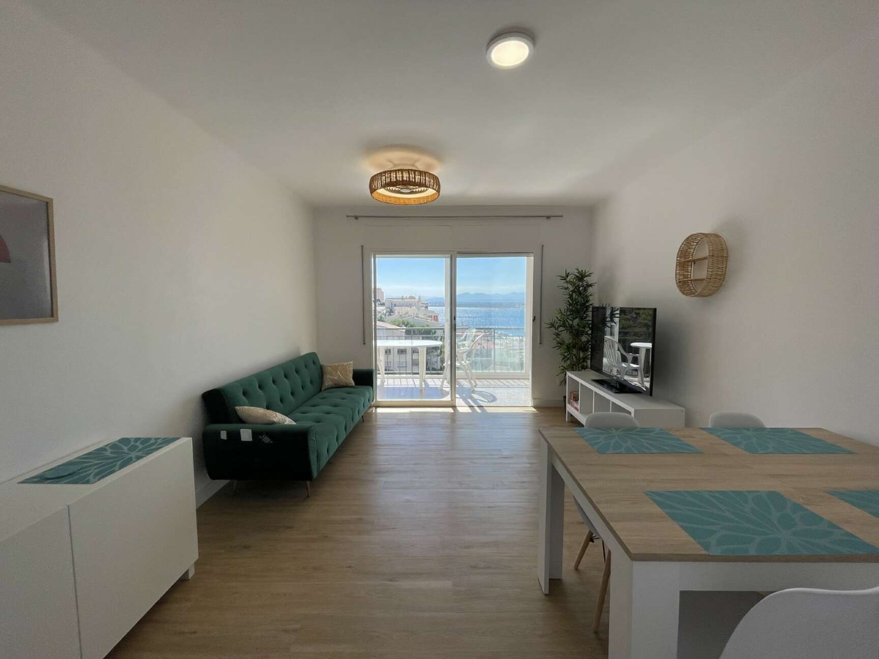 Bonito apartamento reformado con vistas al mar en Rosas