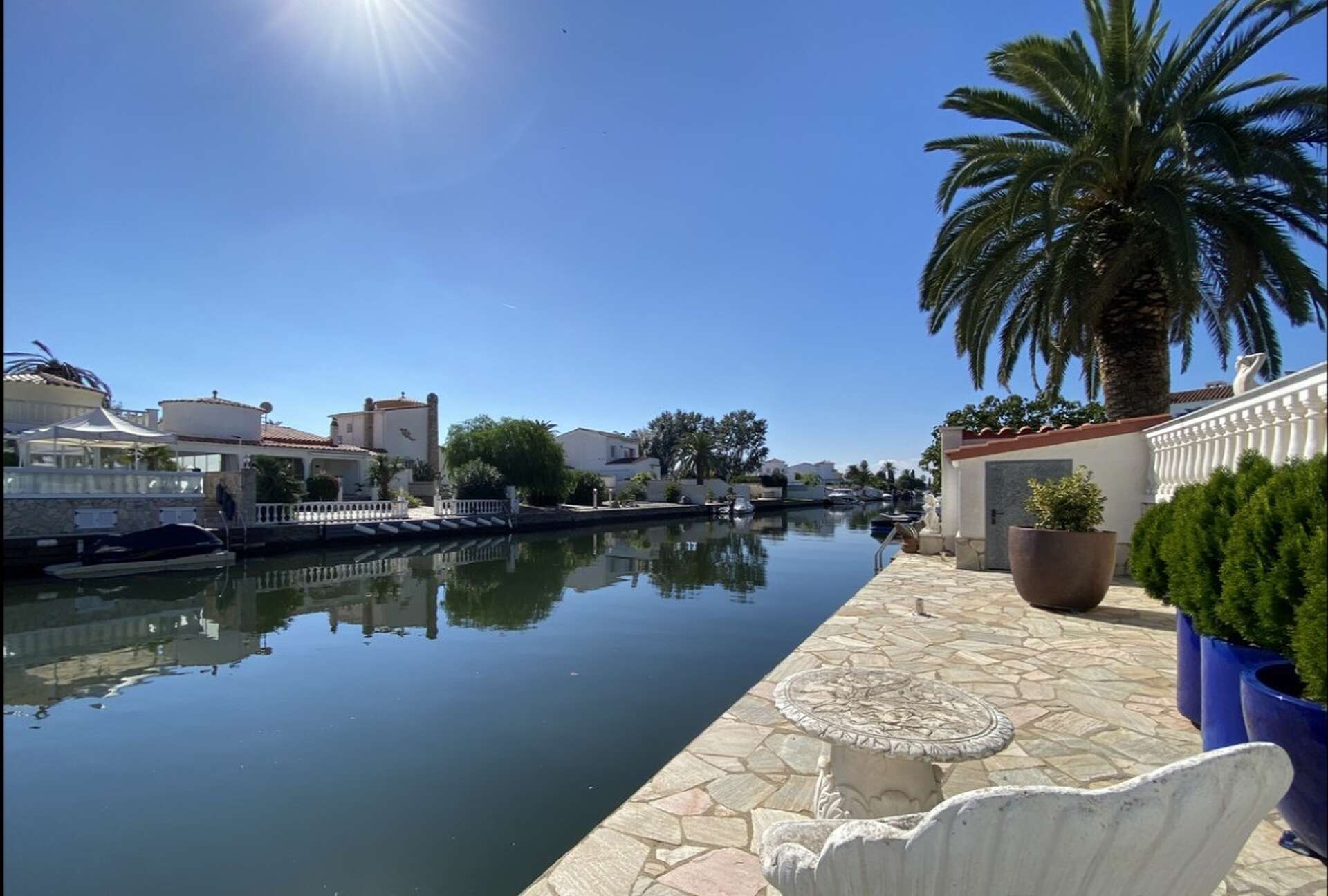 Casa al canal ancho con piscina a la venta en Empuriabrava