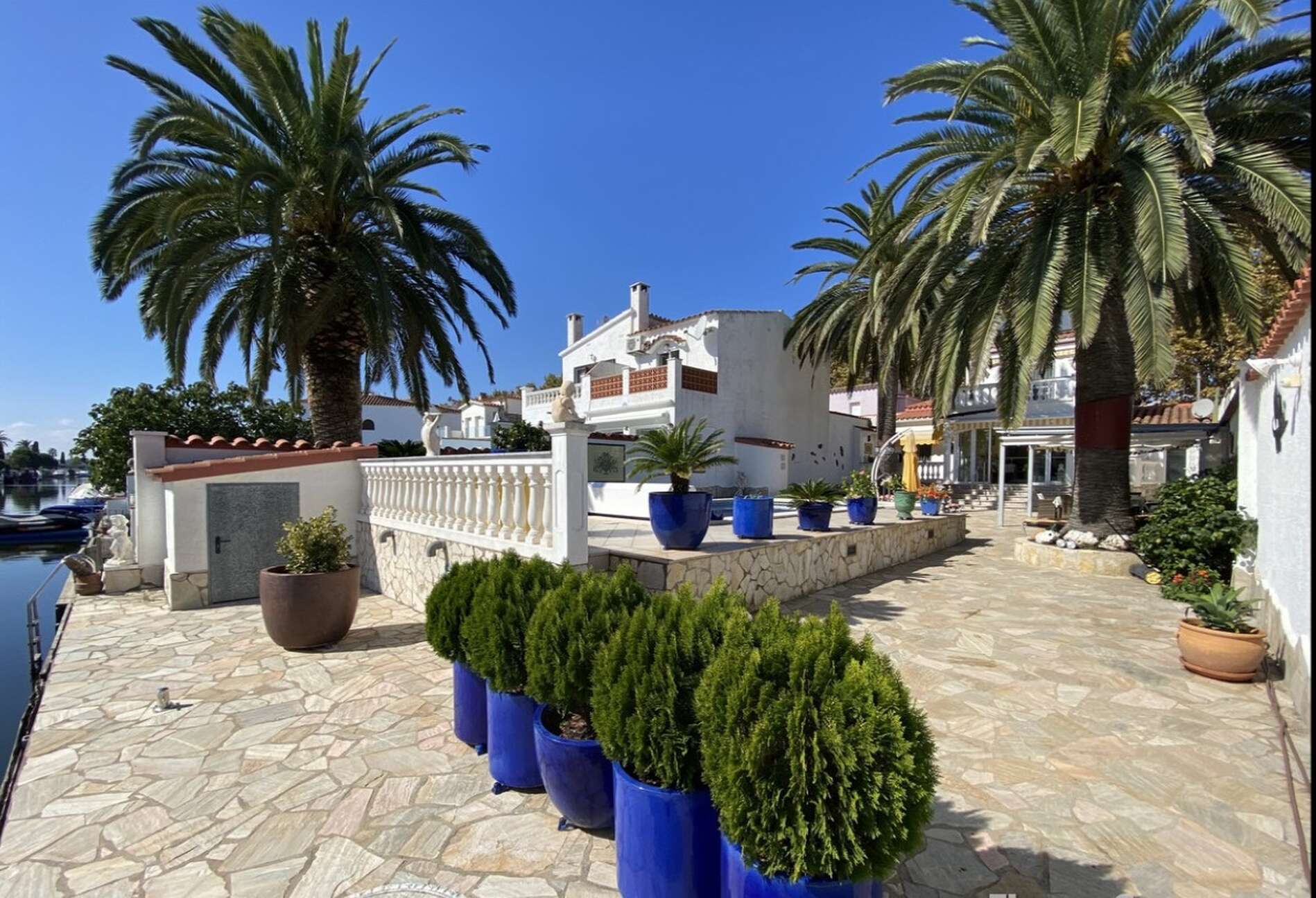 Casa al canal ancho con piscina a la venta en Empuriabrava