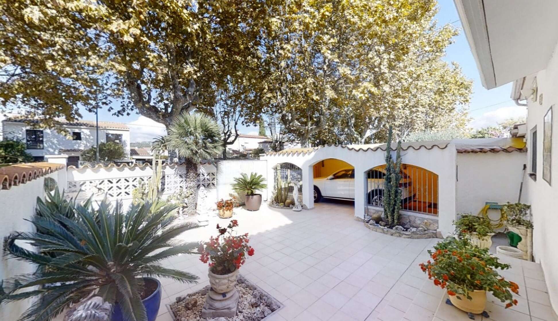 Casa al canal ancho con piscina a la venta en Empuriabrava