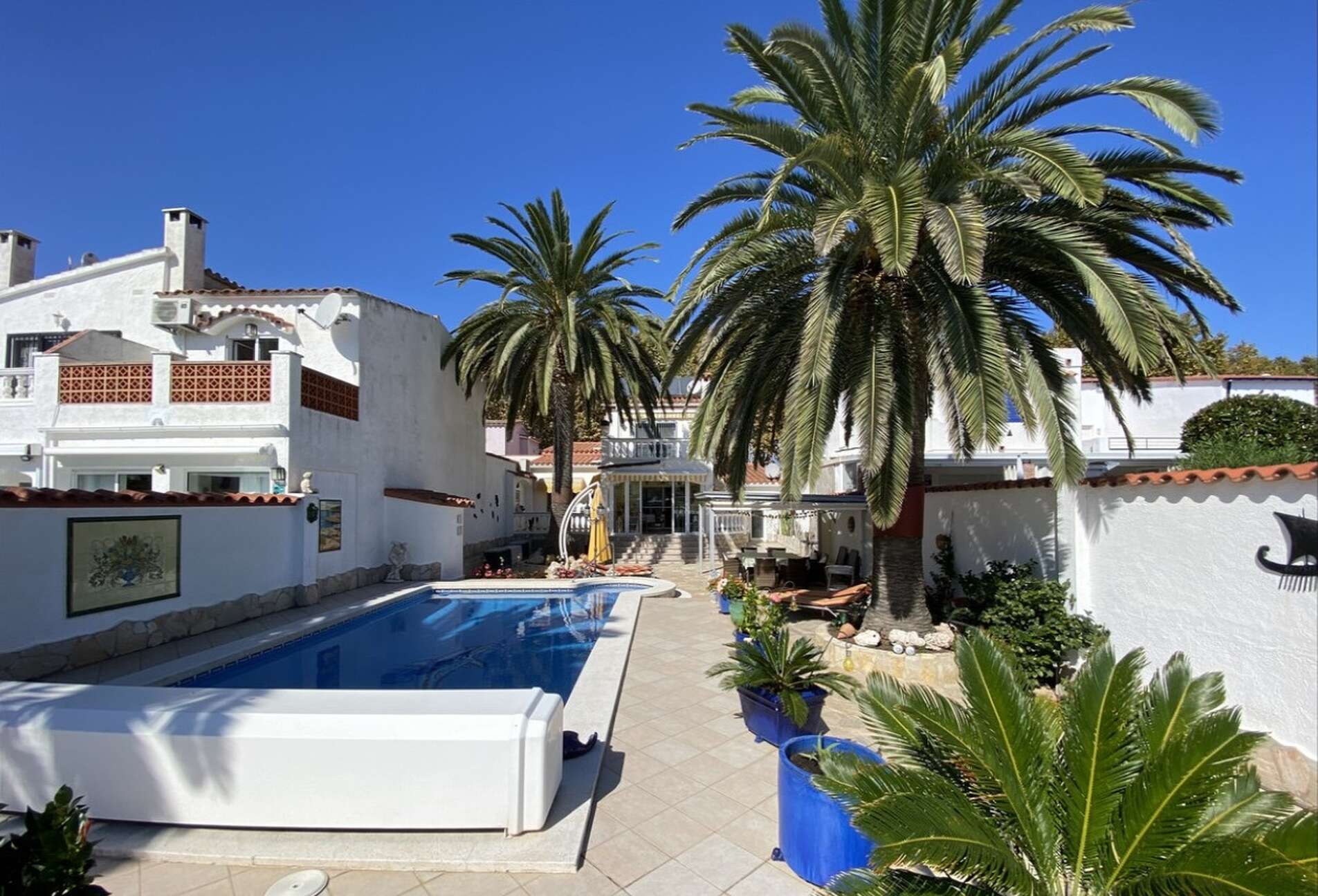 casa-de-lujo-al-canal-ancho-con-piscina-a-la-venta-en-empuriabrava-646