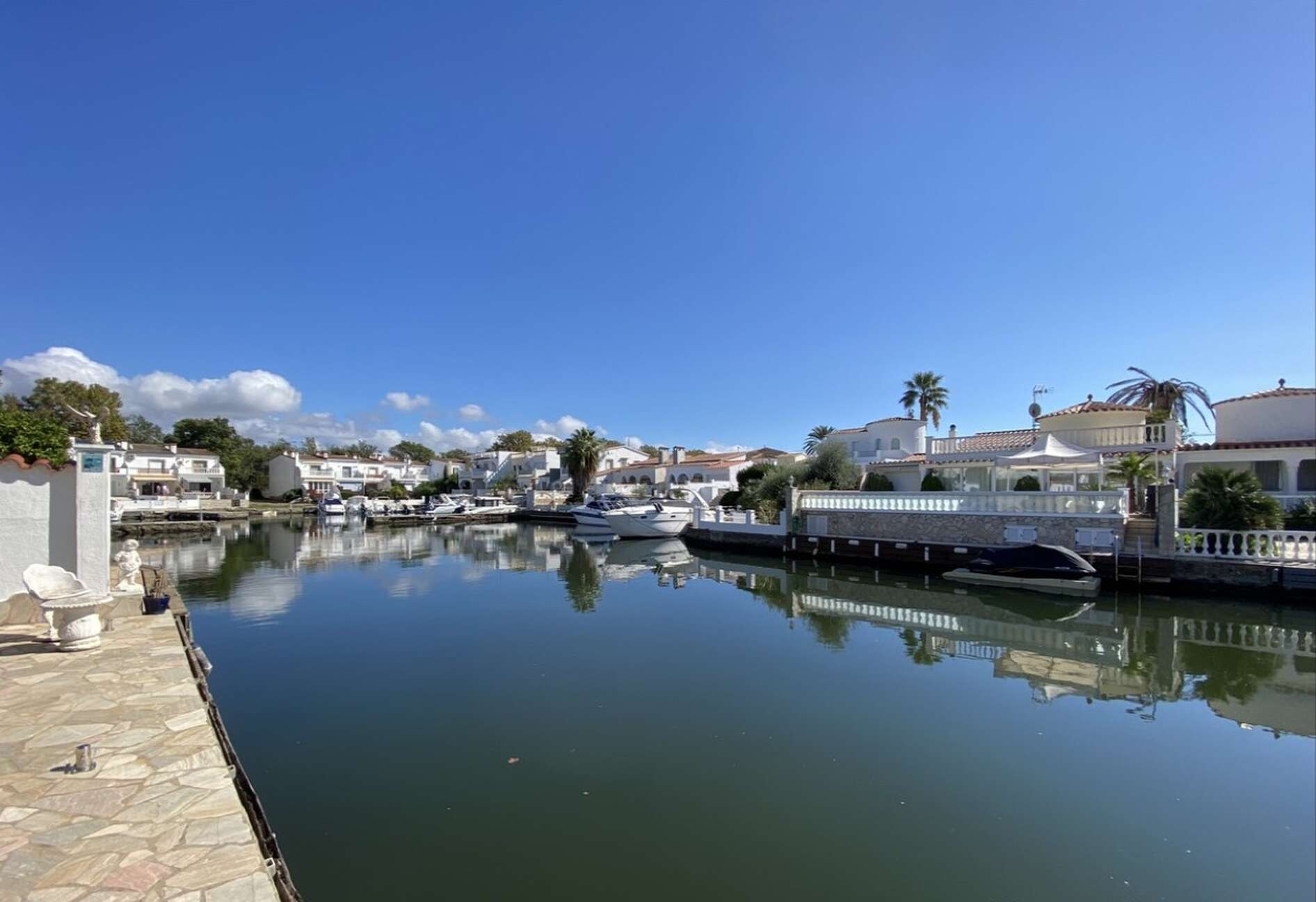House on the wide canal with swimming pool for sale in Empuriabrava