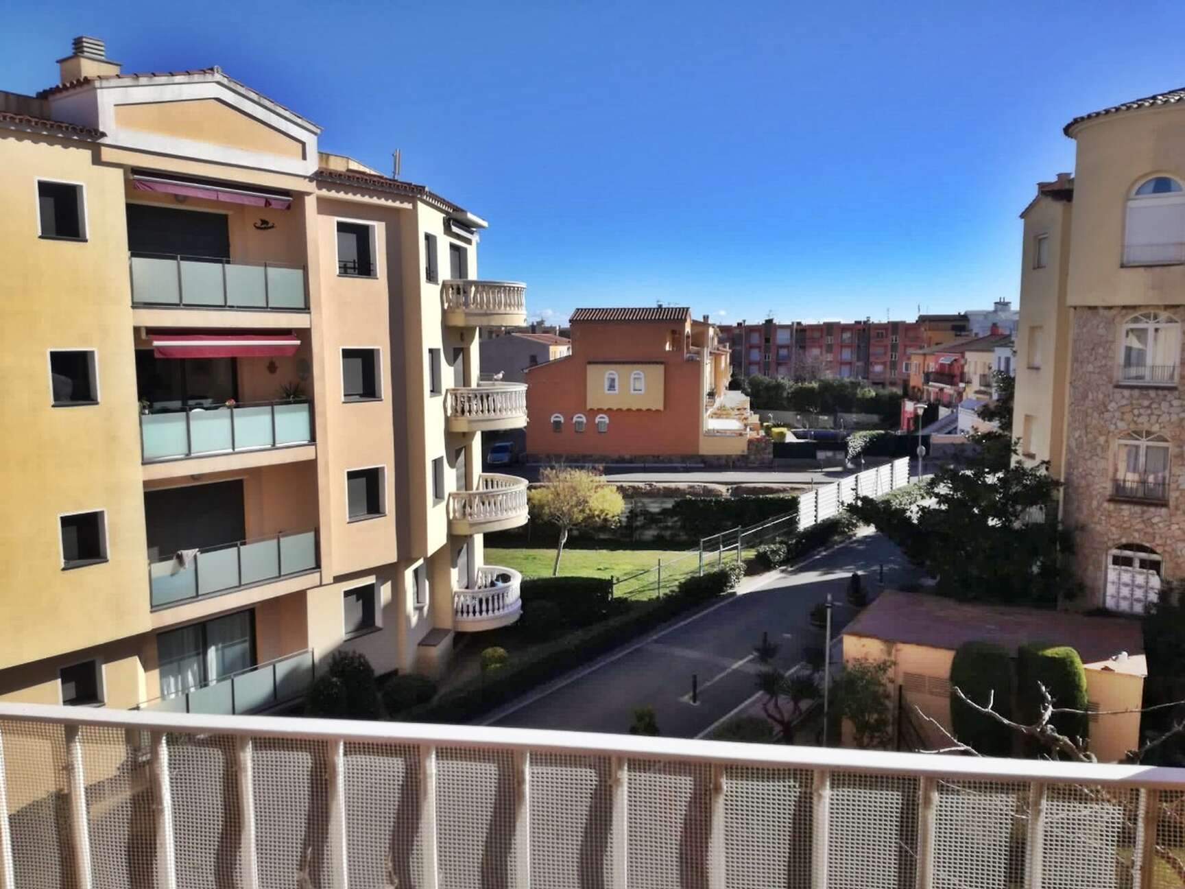Flat 300 metres from the beach for sale in Empuriabrava.