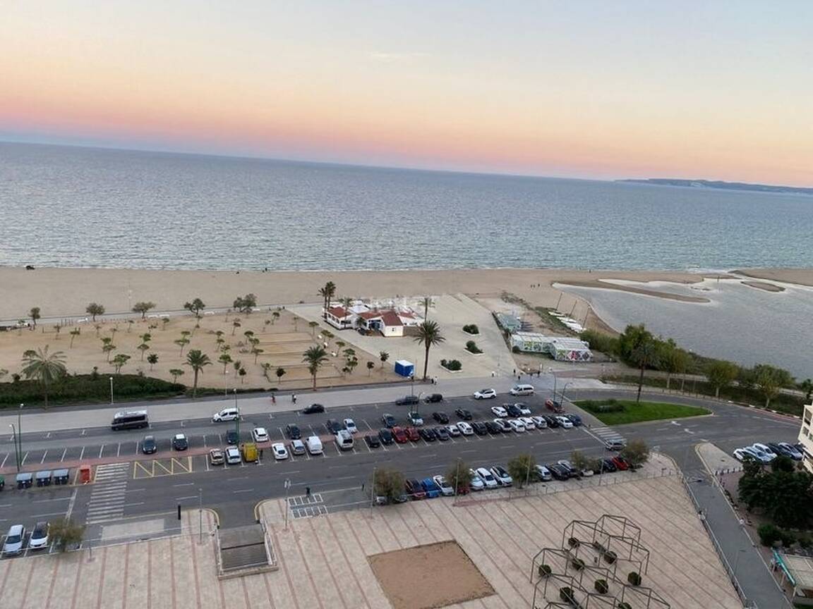 Estudio reformado a la venta con vistas directas al mar en Empuriabrava