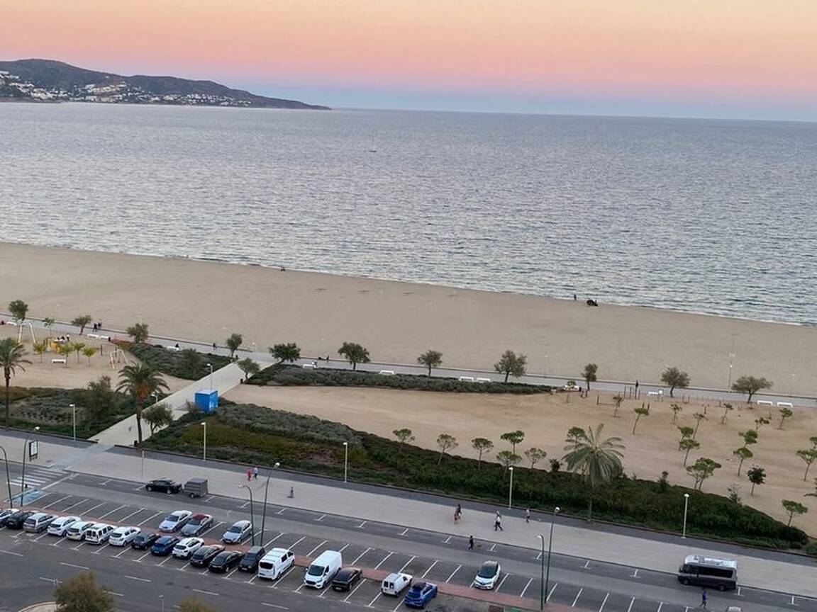 Estudio reformado a la venta con vistas directas al mar en Empuriabrava
