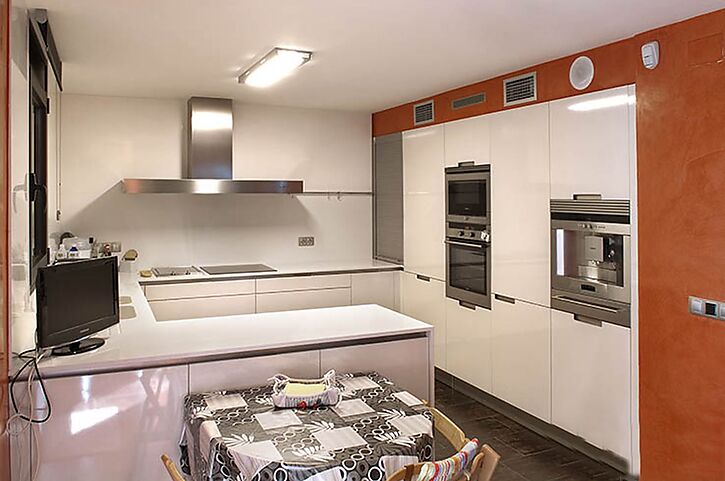 Casa moderna de obra nueva a la venta en Vilamacolum