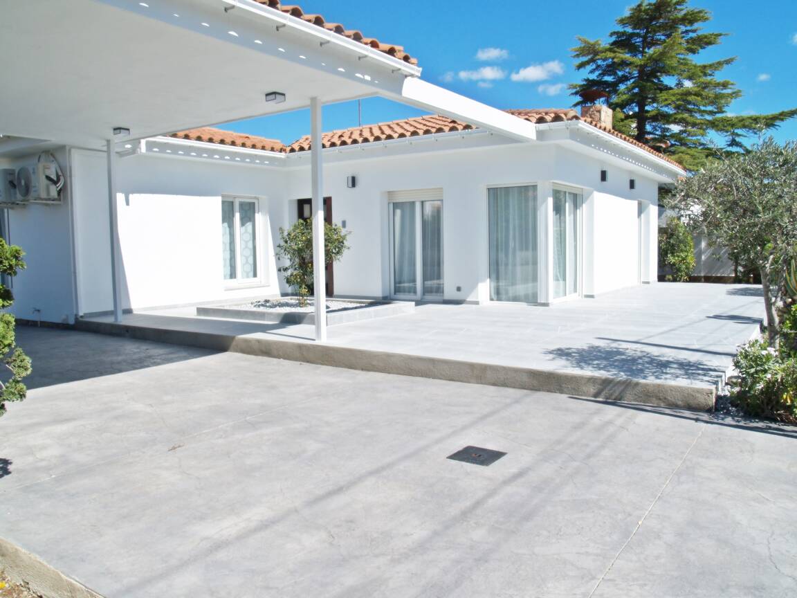 Beautiful renovated house for sale in Empuriabrava