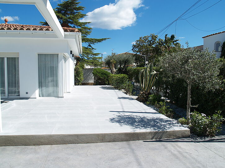 Beautiful renovated house for sale in Empuriabrava