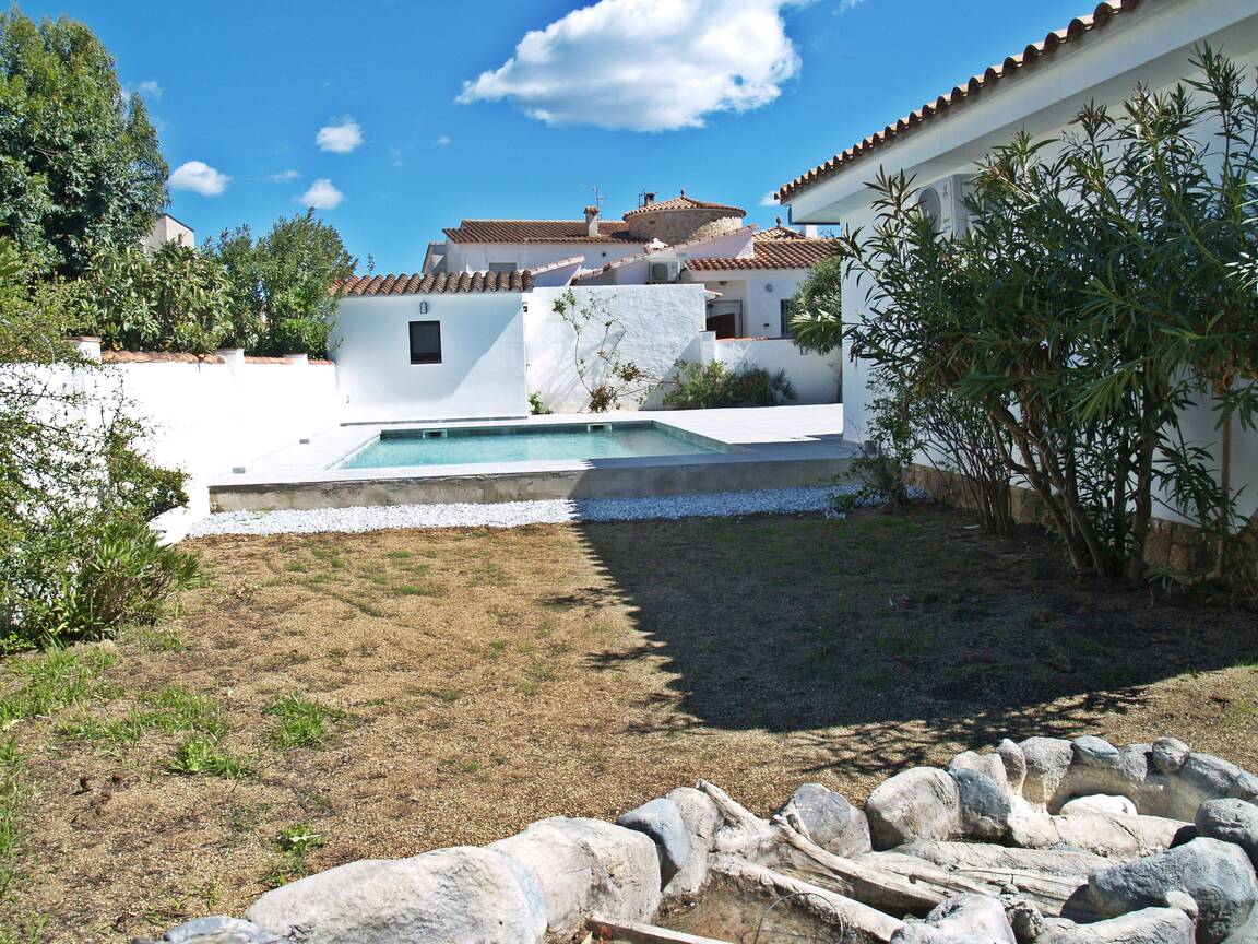 Preciosa casa reformada a la venta en Empuriabrava