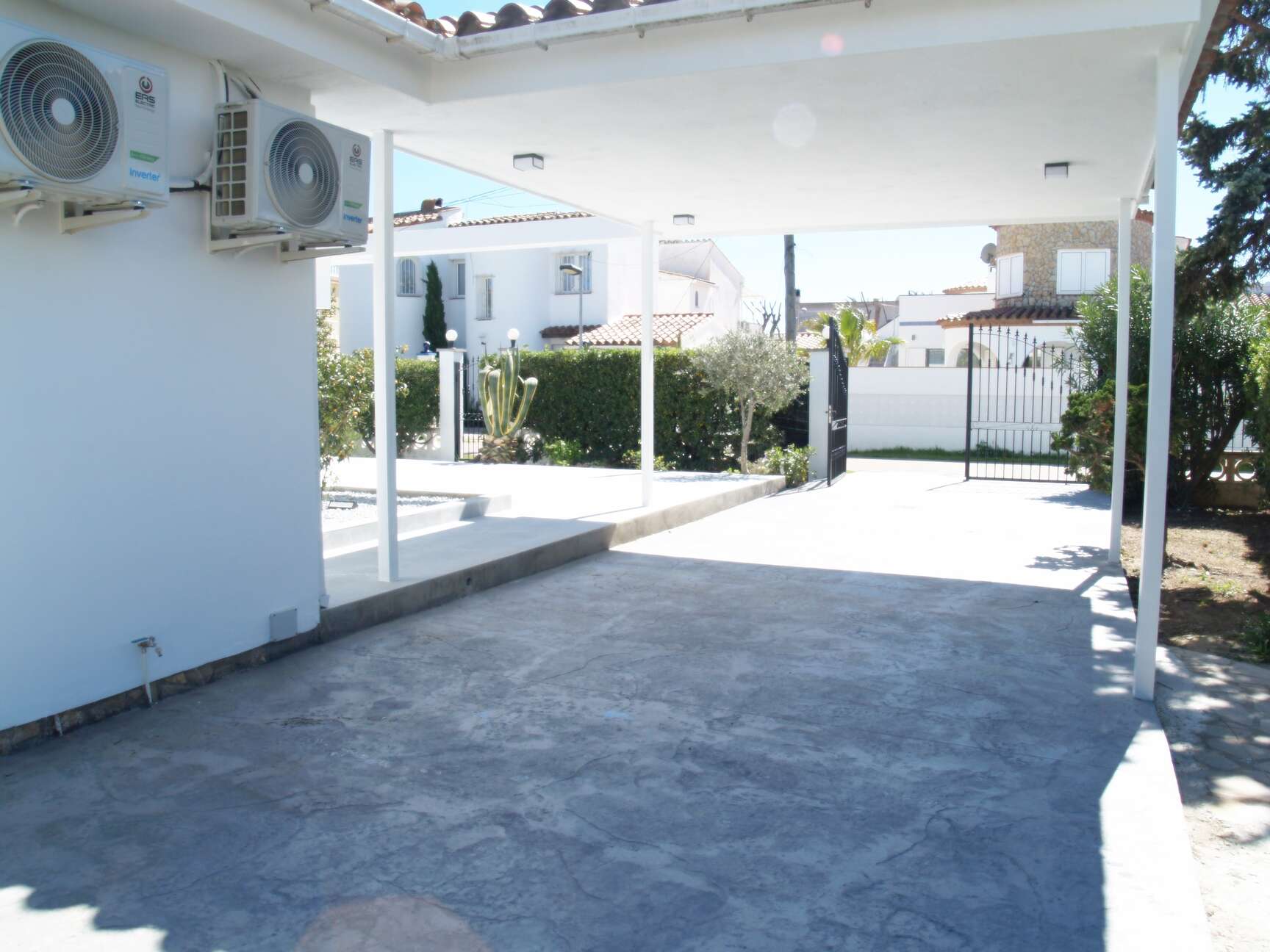 Preciosa casa reformada a la venta en Empuriabrava