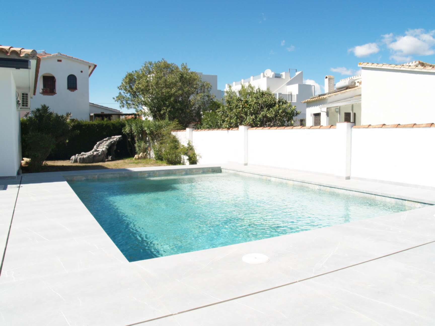 Preciosa casa reformada a la venta en Empuriabrava