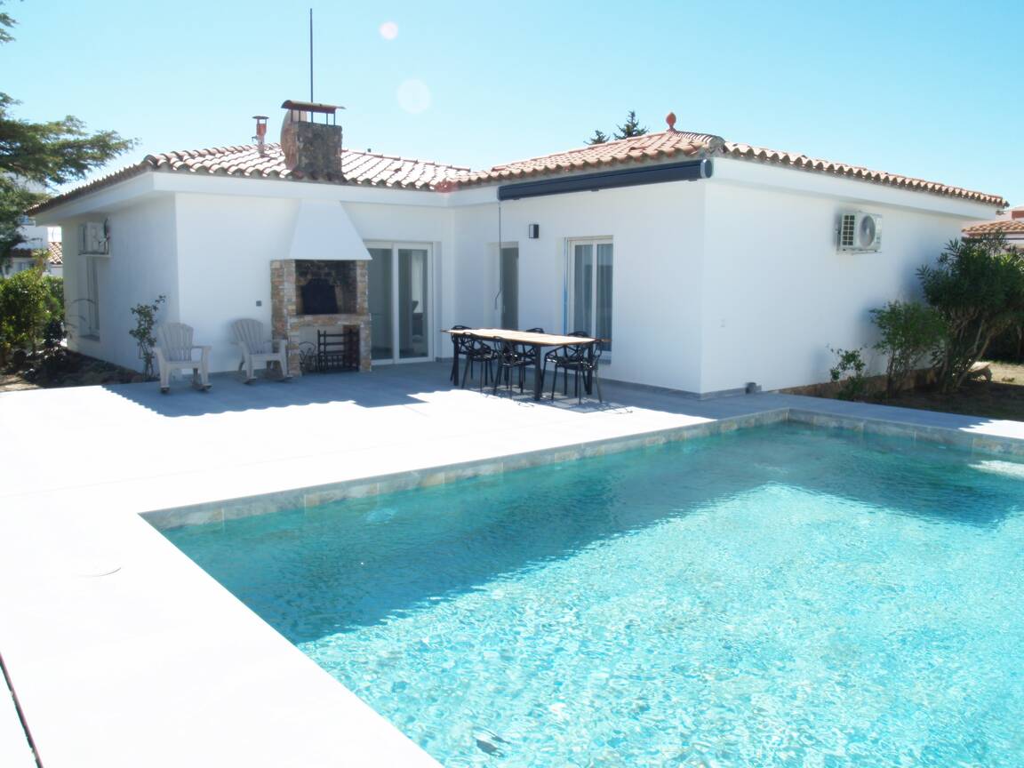 Preciosa casa reformada a la venta en Empuriabrava