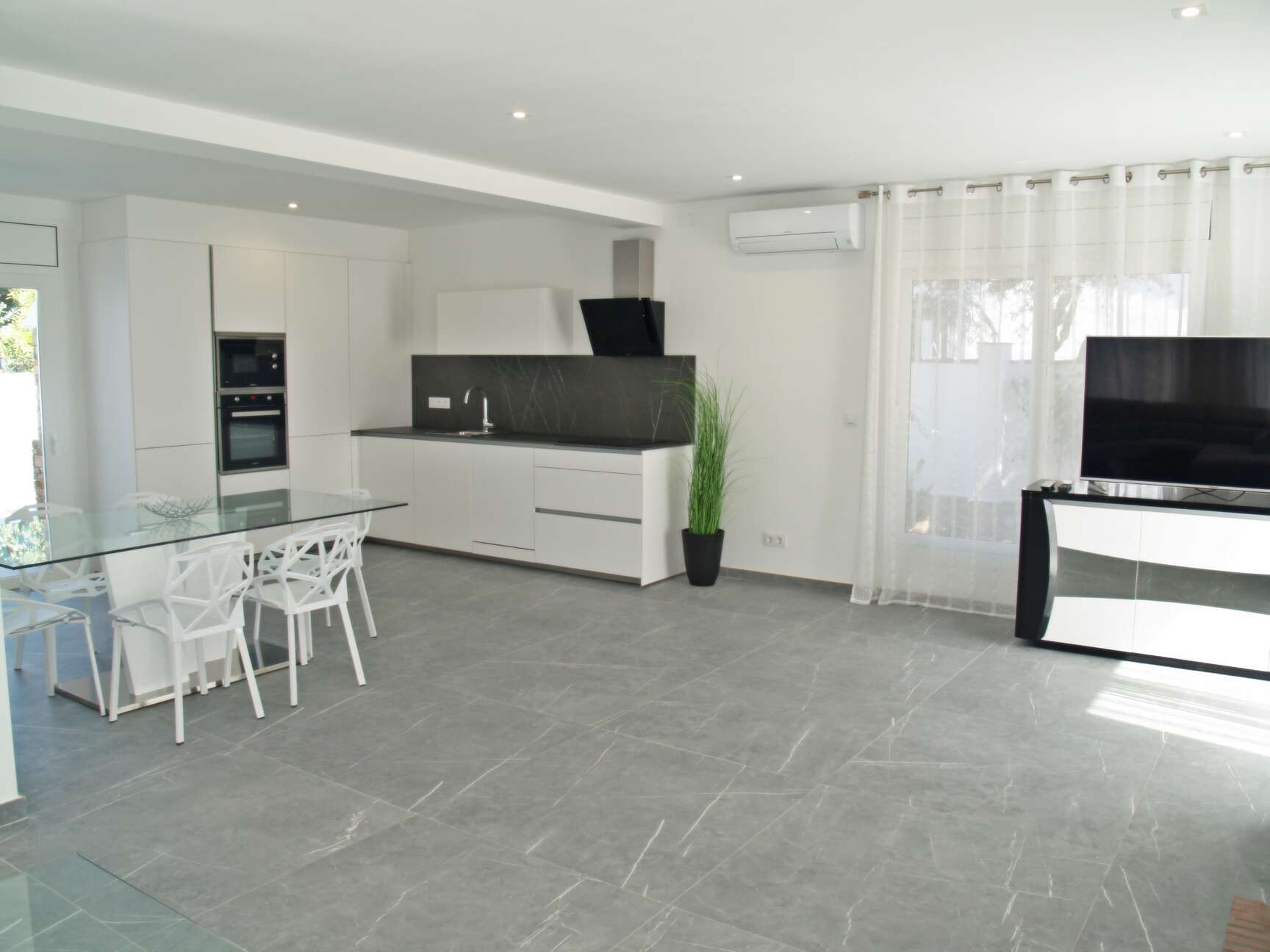 Preciosa casa reformada a la venta en Empuriabrava