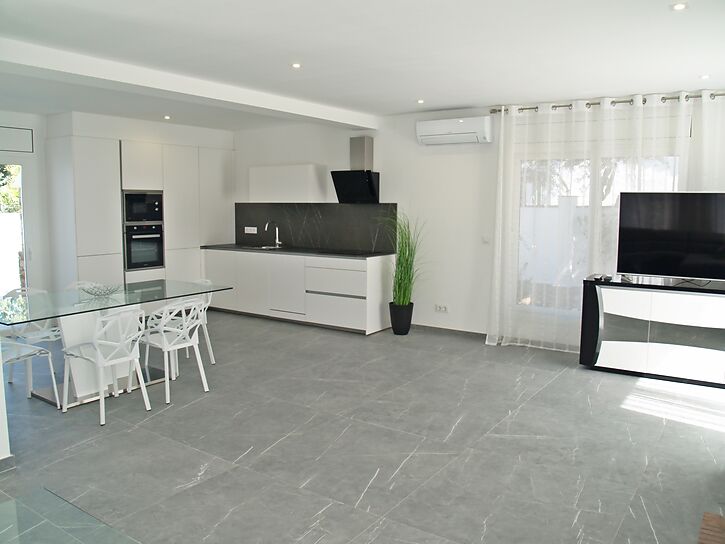 Preciosa casa reformada a la venta en Empuriabrava