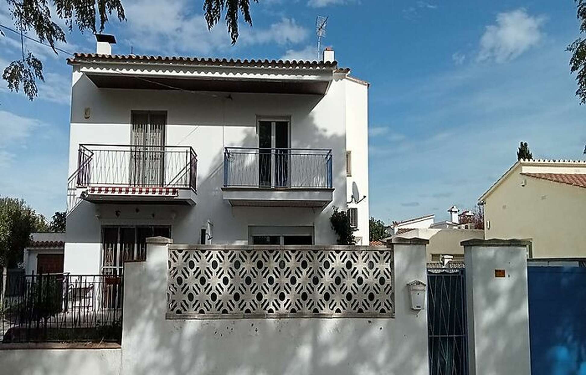 Casa adossada a la venda amb jardí a Empuriabrava
