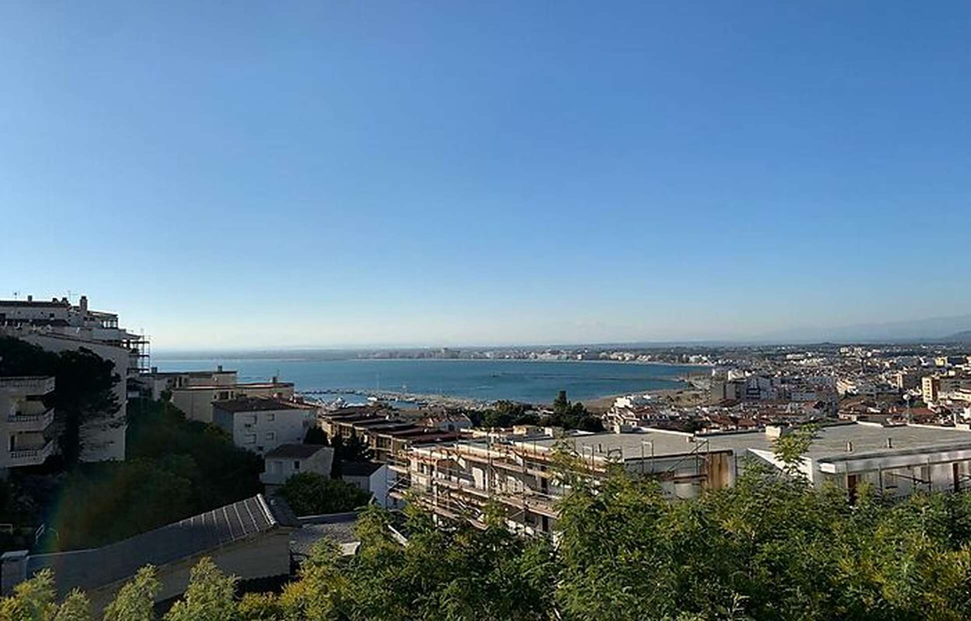 Magnificent flat with views over the bay of Roses.