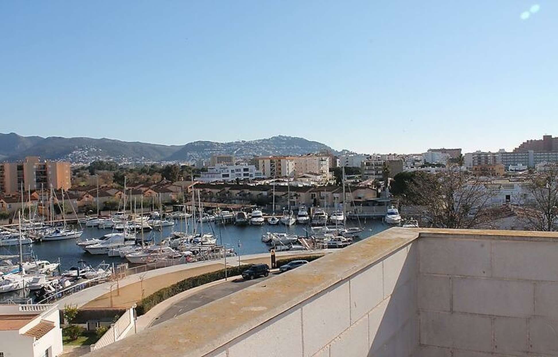 Apartment with large terrace for sale Rosas