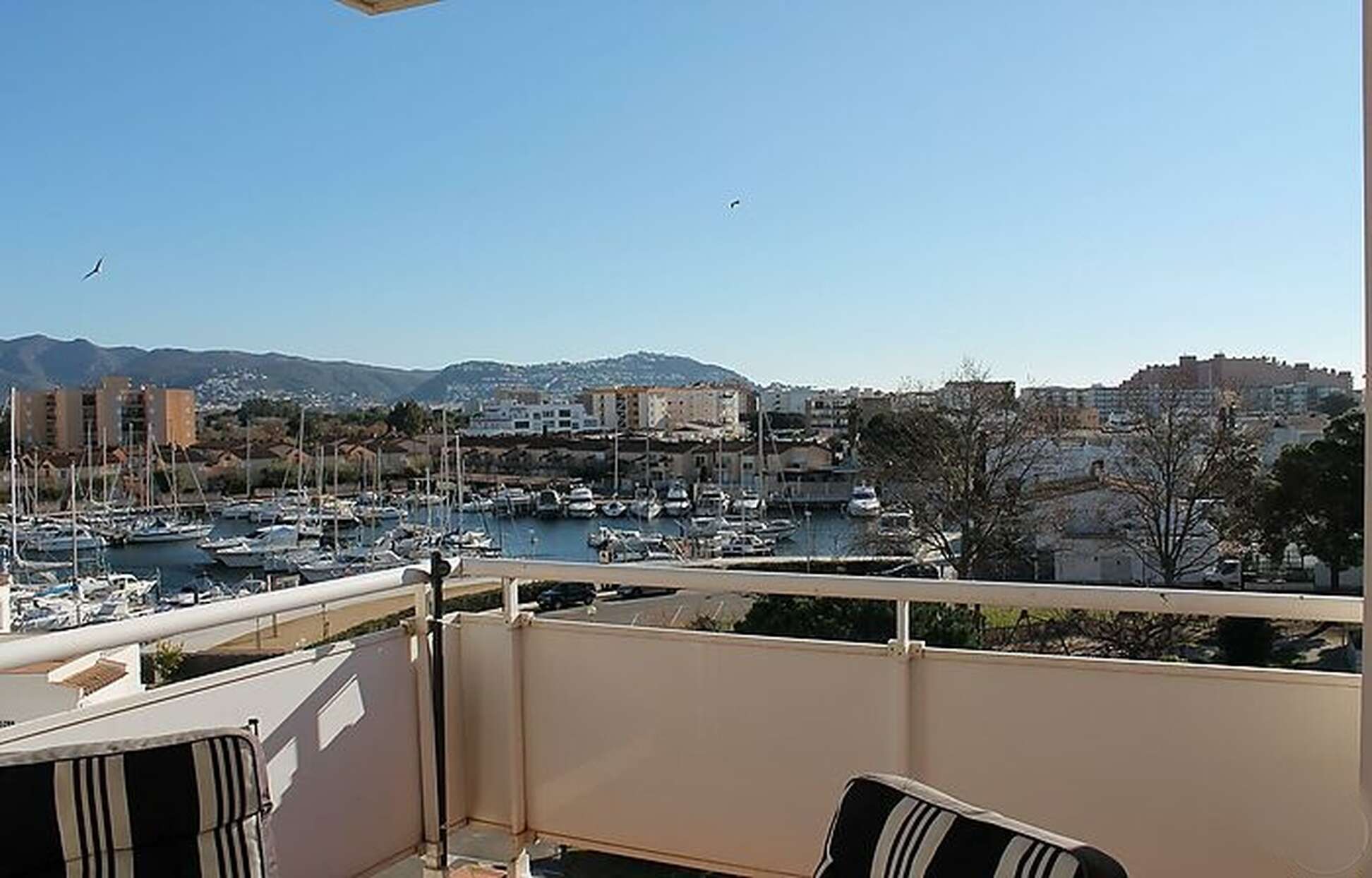 Apartment with large terrace for sale Rosas