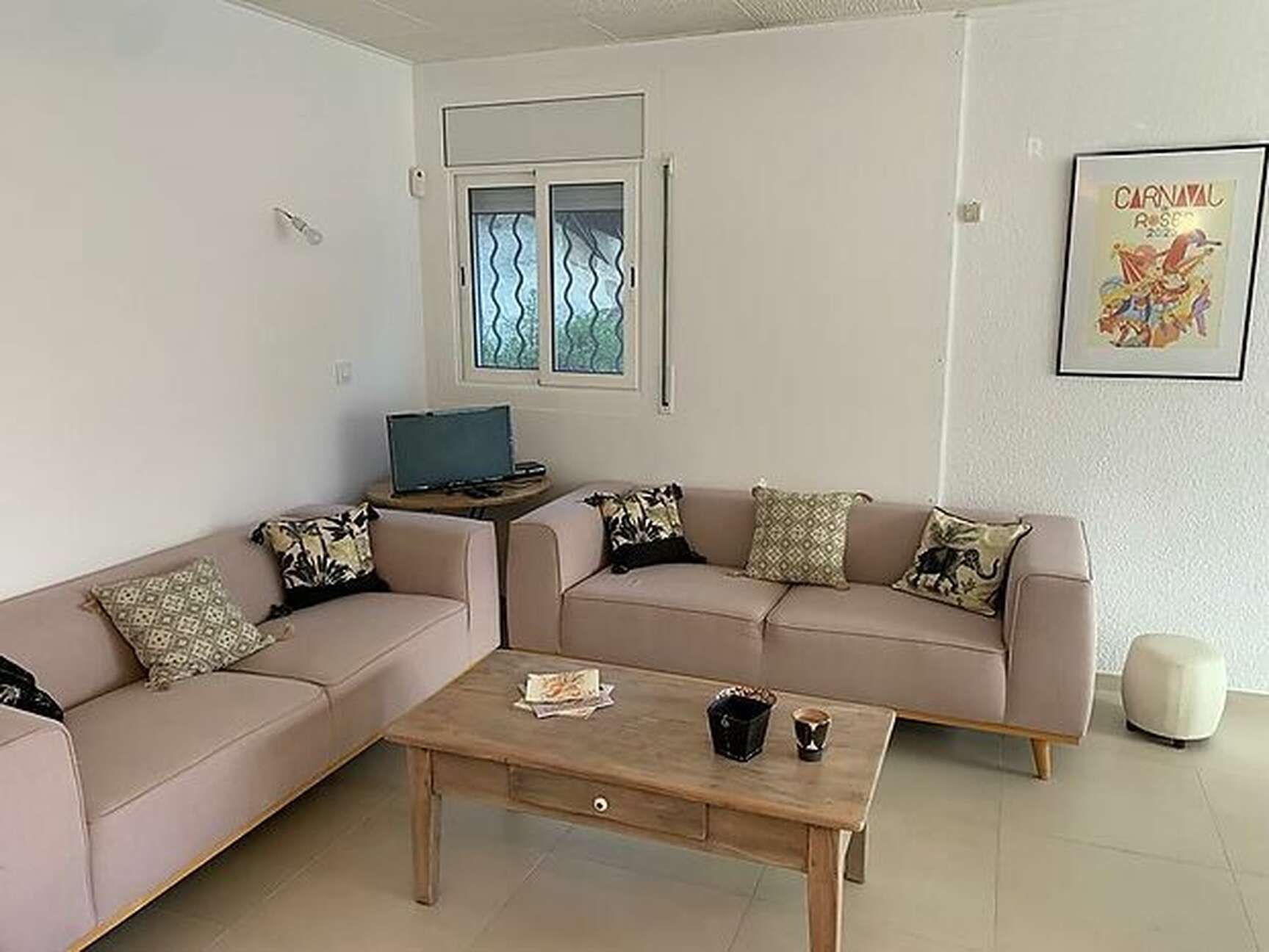 Teilrenovierte Wohnung mit Meerblick und geschlossener Garage