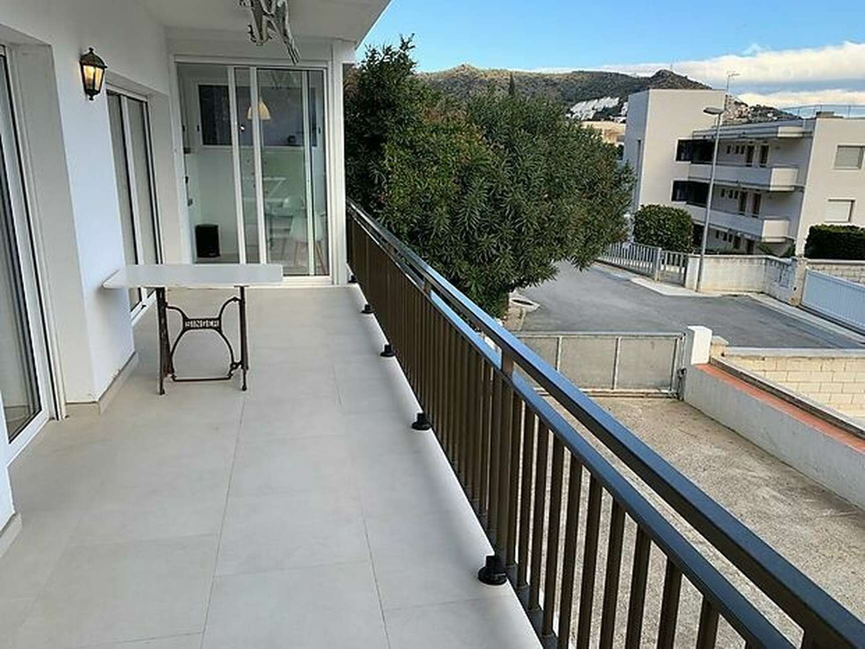 Teilrenovierte Wohnung mit Meerblick und geschlossener Garage