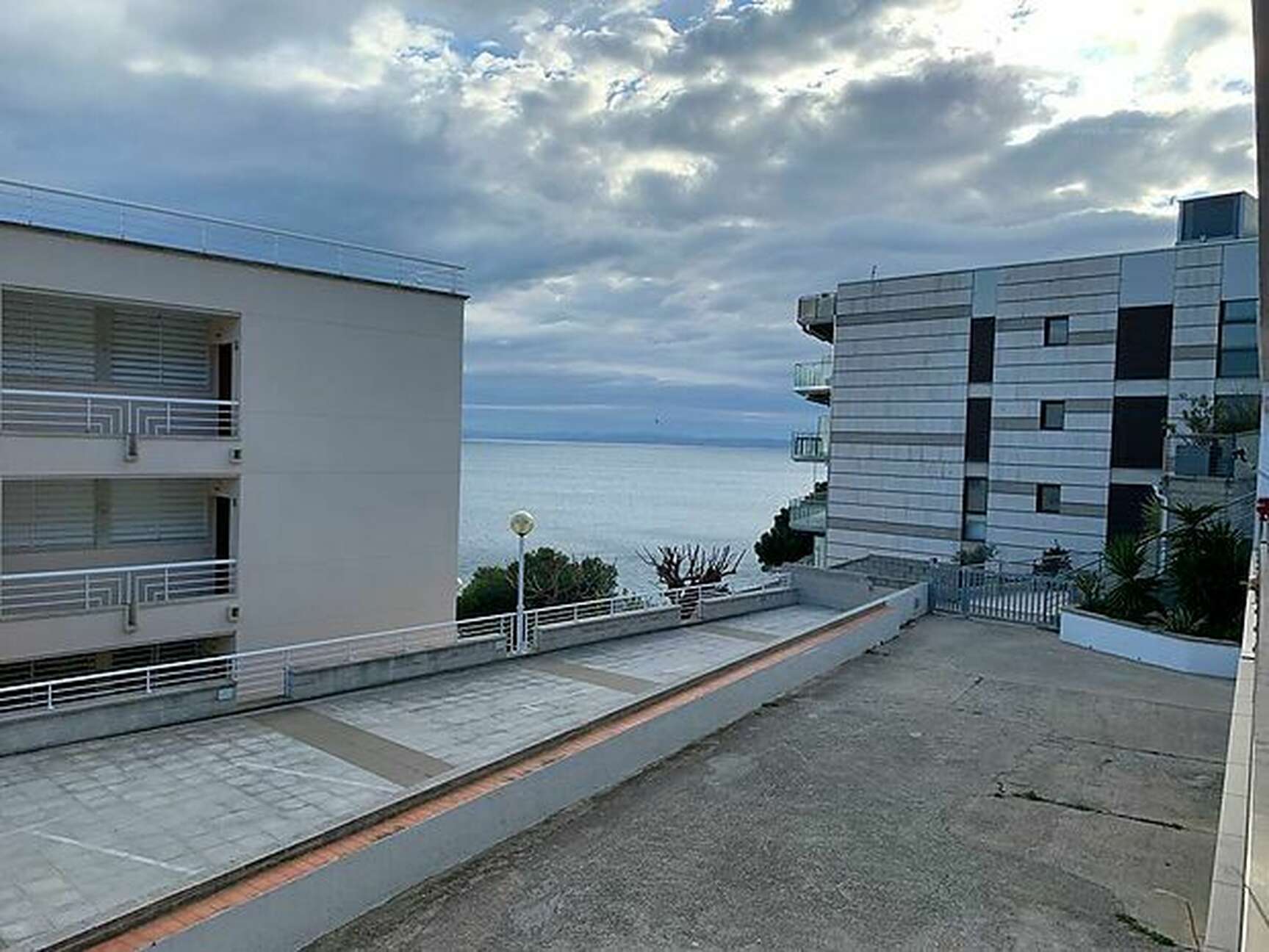 Apartament semi renovat amb vistes al mar i amb el garatge tancat