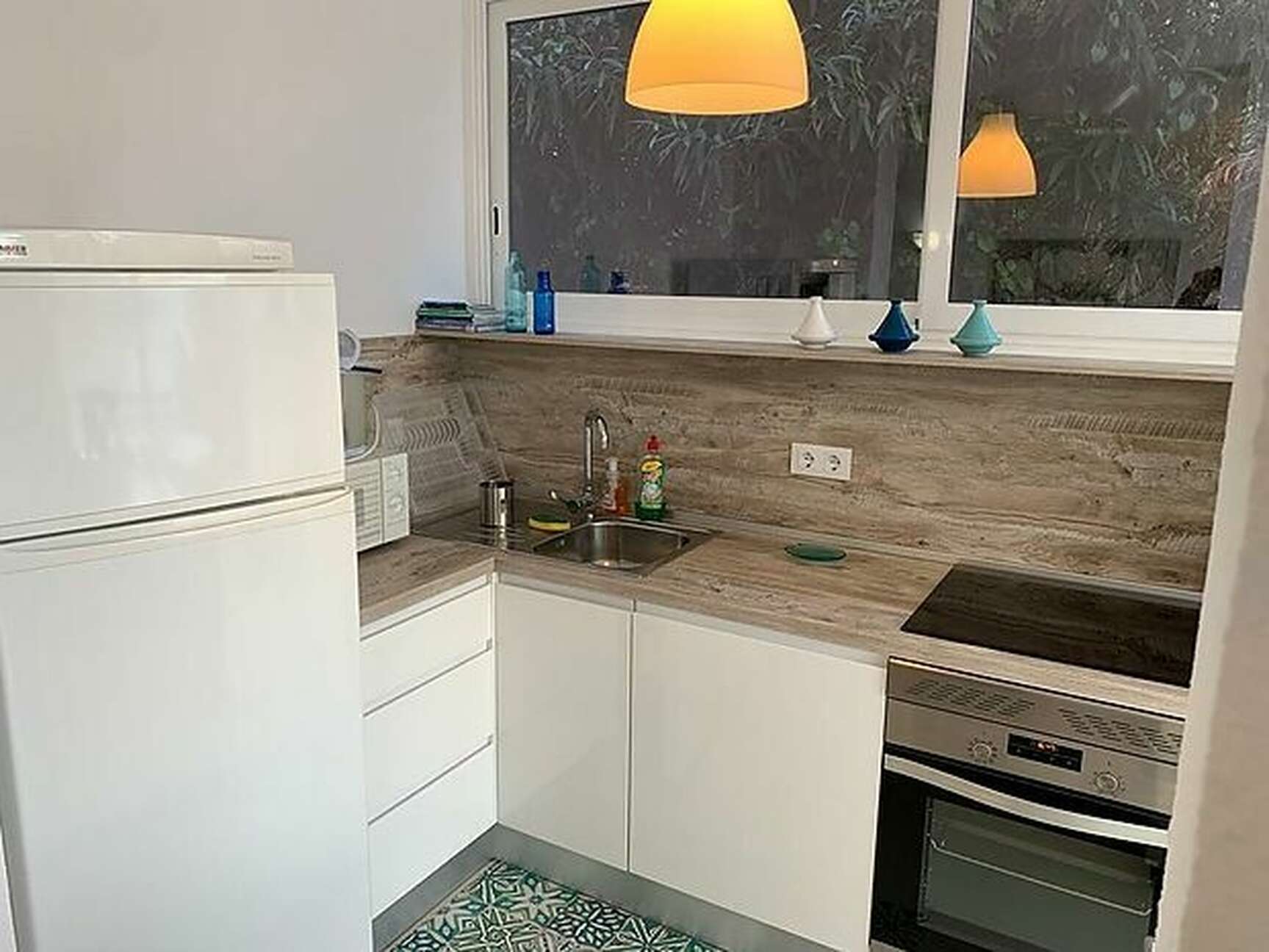 Teilrenovierte Wohnung mit Meerblick und geschlossener Garage