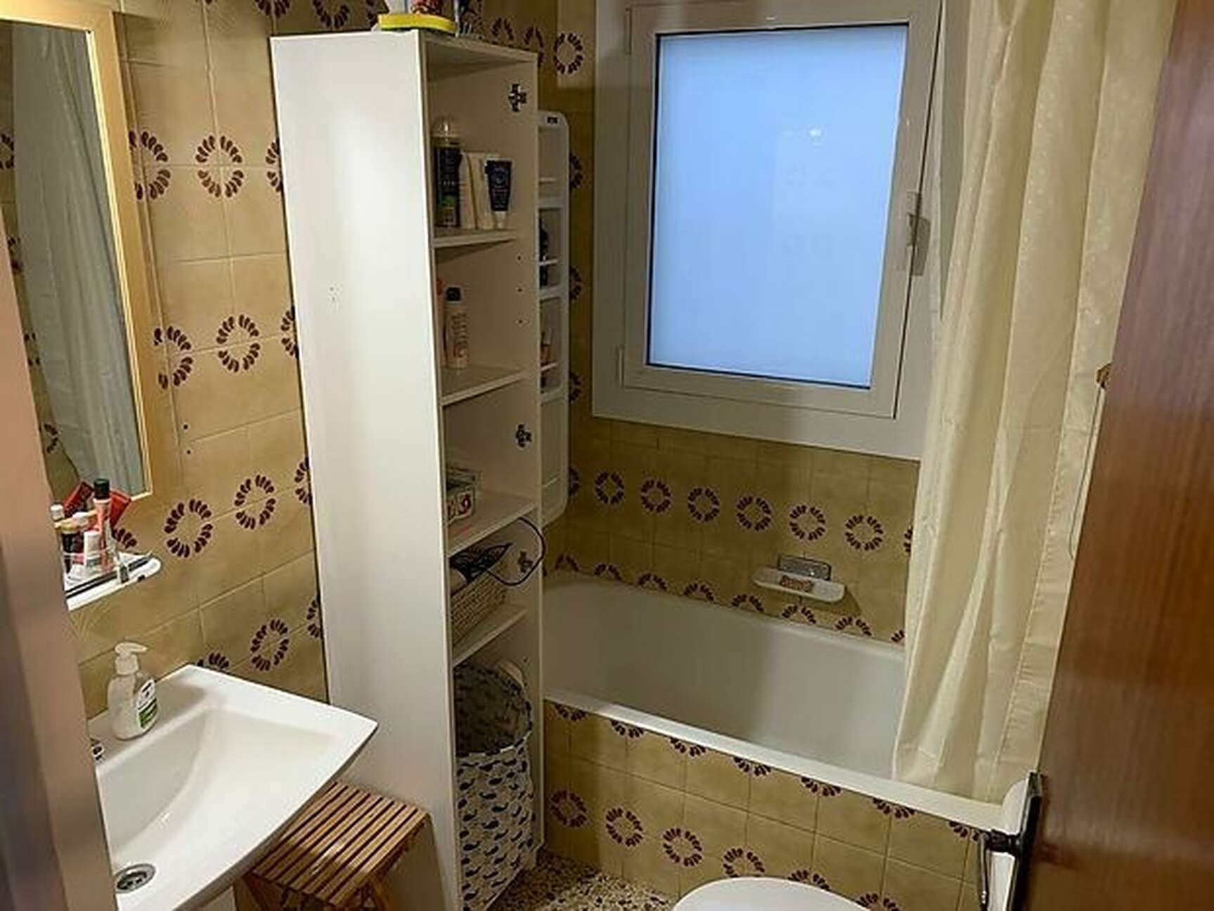 Teilrenovierte Wohnung mit Meerblick und geschlossener Garage