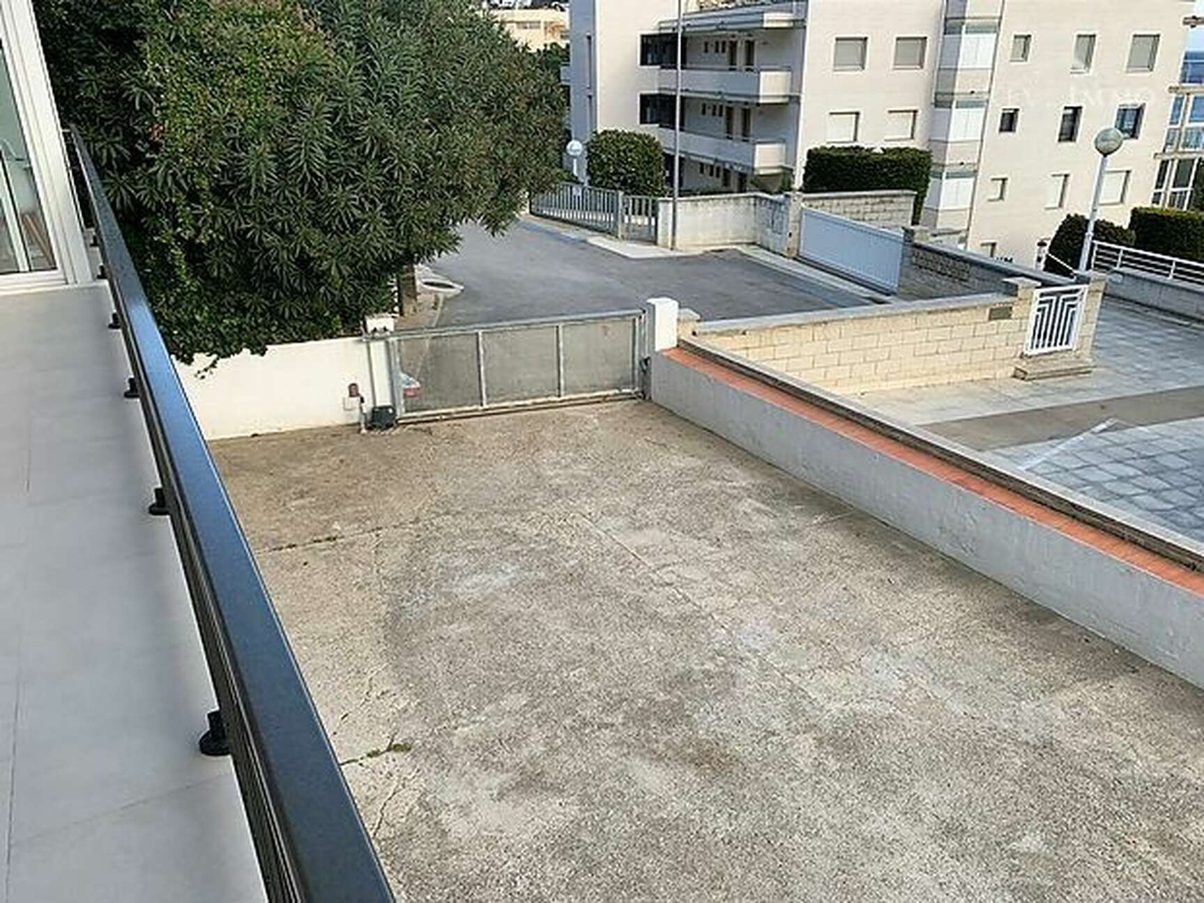Teilrenovierte Wohnung mit Meerblick und geschlossener Garage