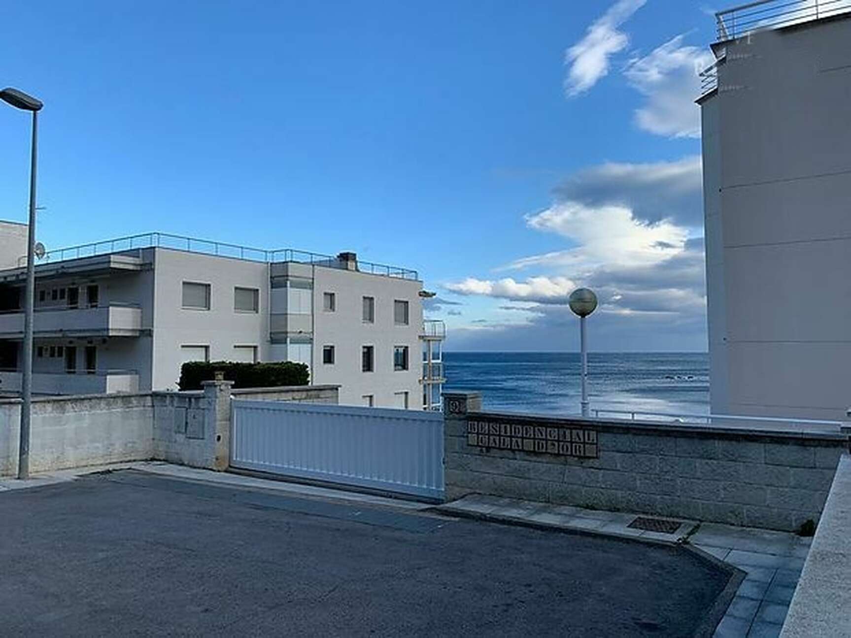 Teilrenovierte Wohnung mit Meerblick und geschlossener Garage