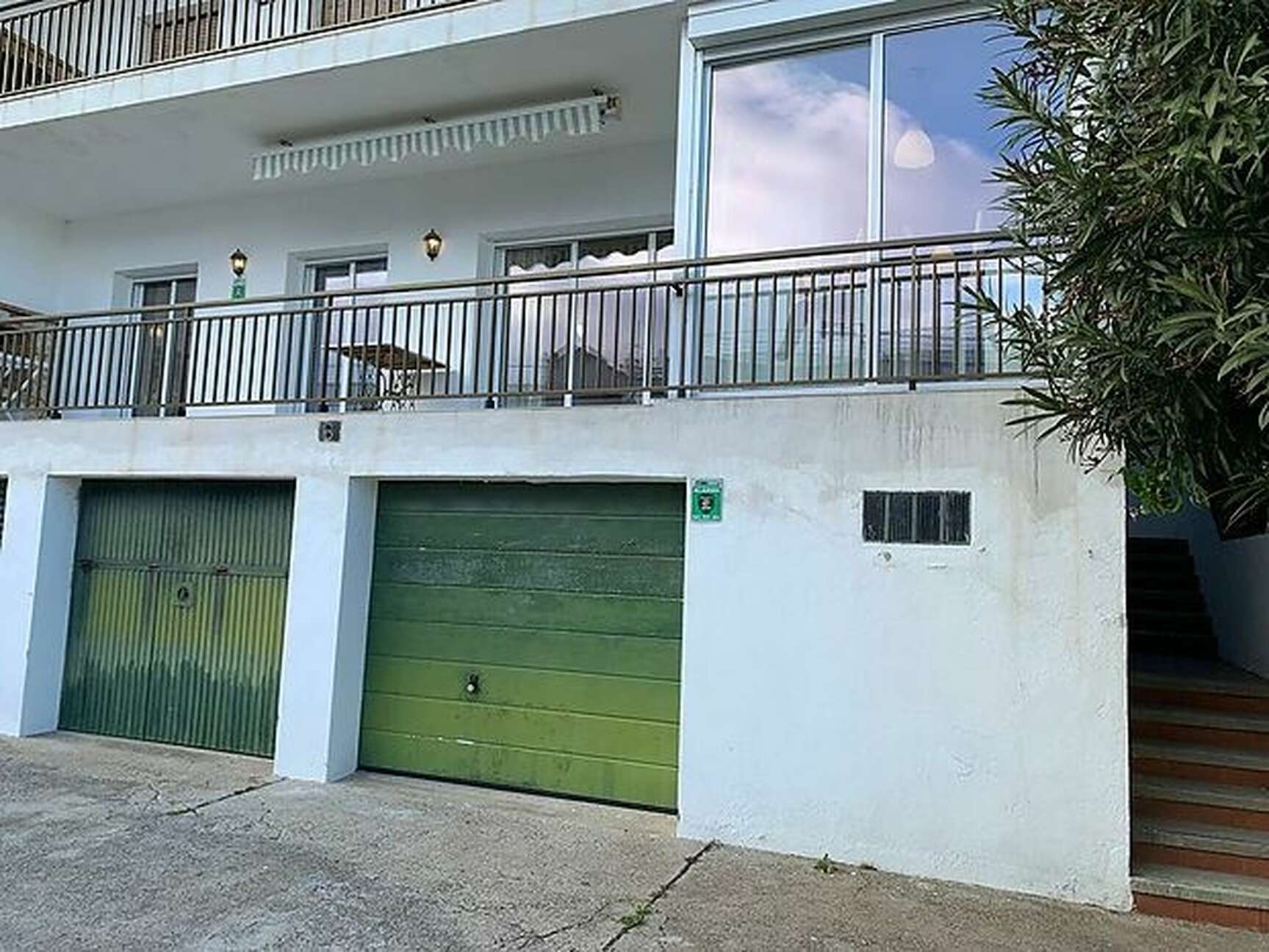 Semi-renovated apartment with sea views and with its closed garage