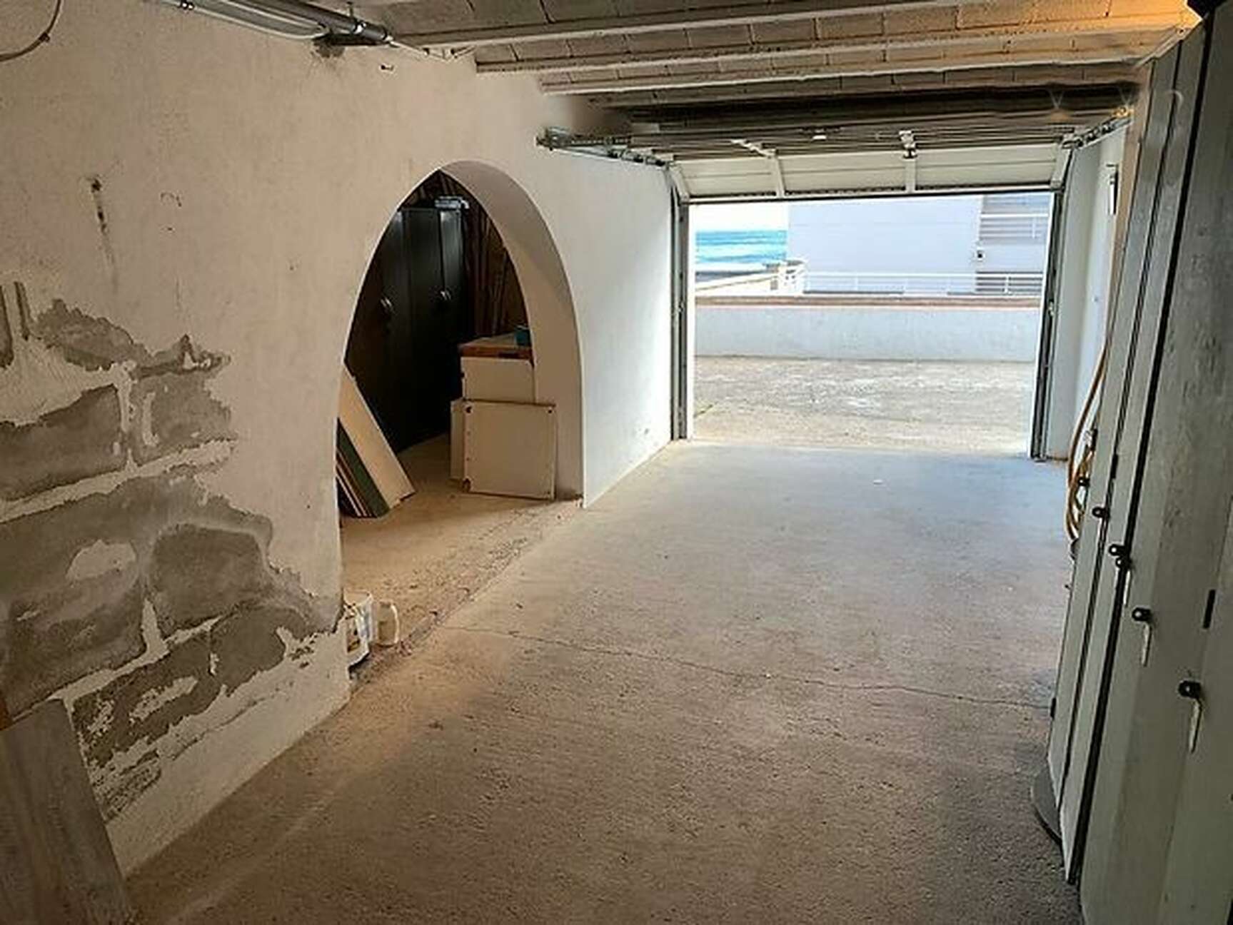 Semi-renovated apartment with sea views and with its closed garage