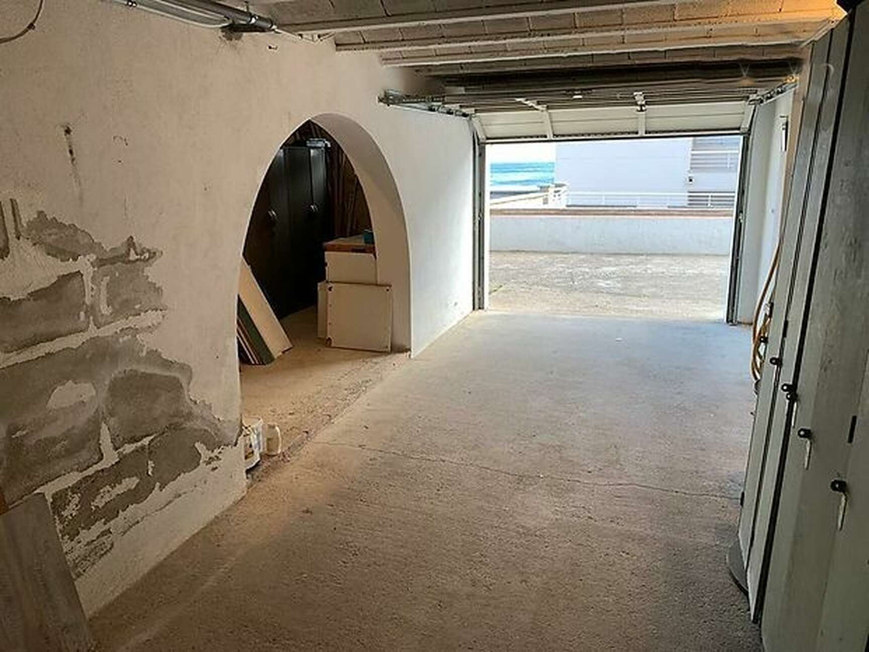Teilrenovierte Wohnung mit Meerblick und geschlossener Garage