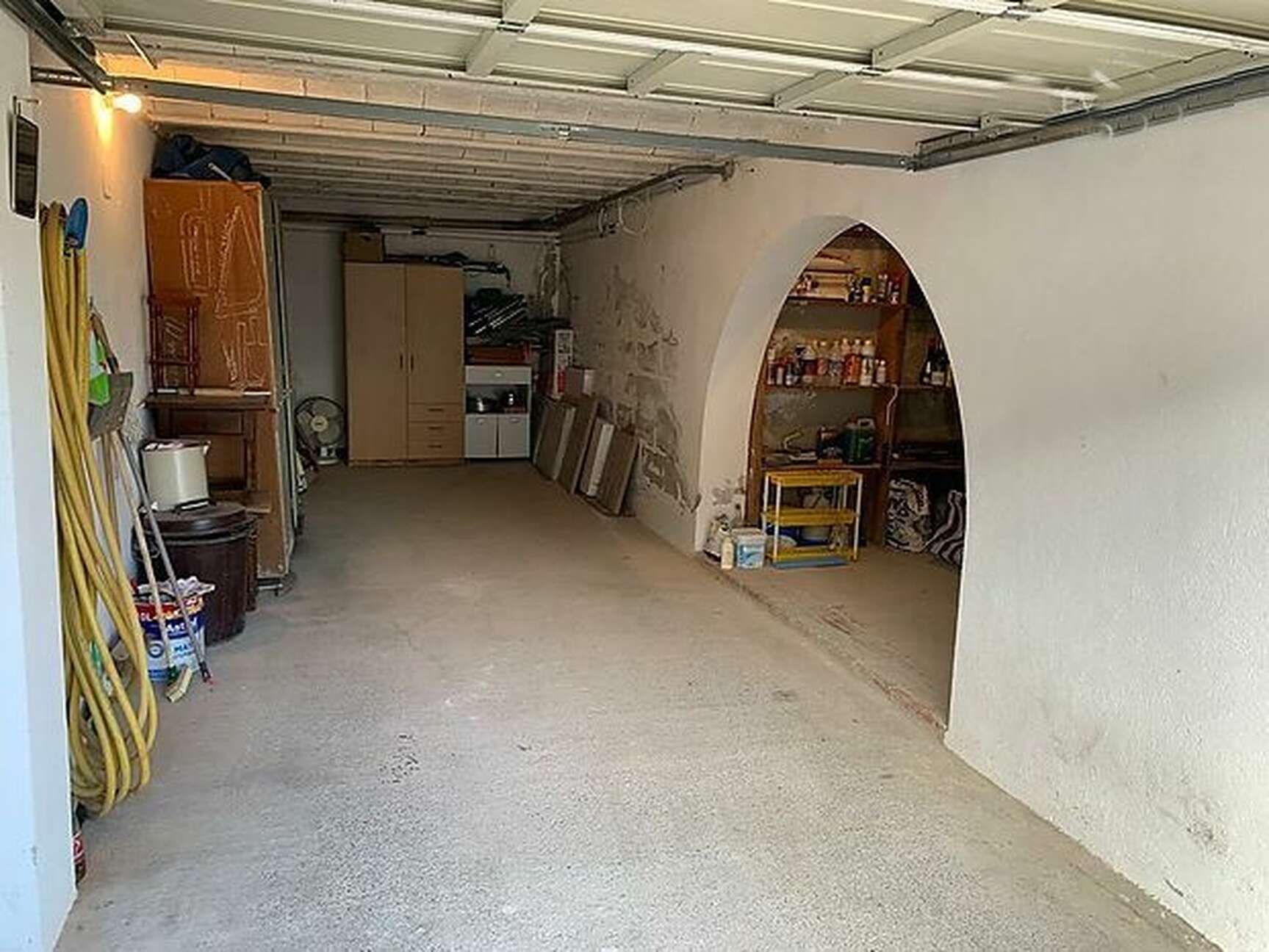 Teilrenovierte Wohnung mit Meerblick und geschlossener Garage