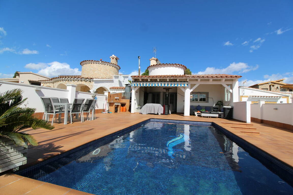 Nice house for sale with pool in Empuriabrava